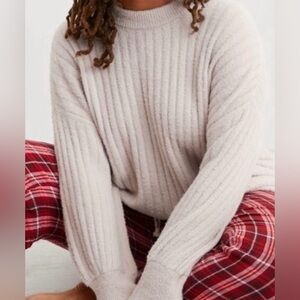 Aerie Oversized Ribbed Eyelash Fuzzy Beige Pullover Sweater Size M Stretch Cozy